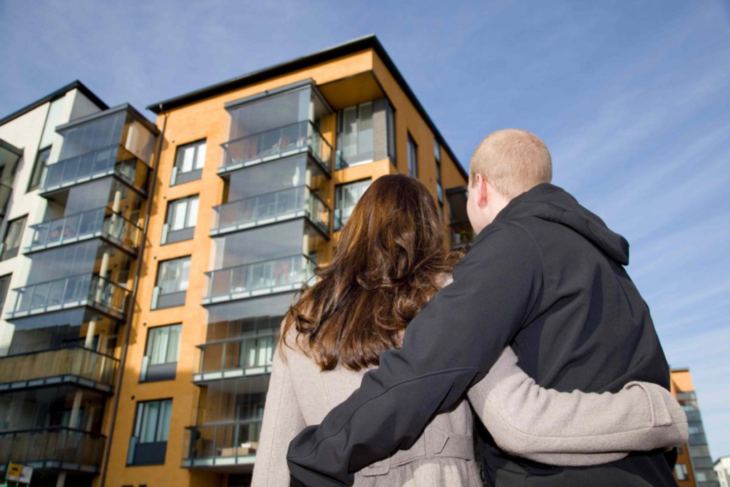 apartment complex with couple for why renting is popular in middle tennessee