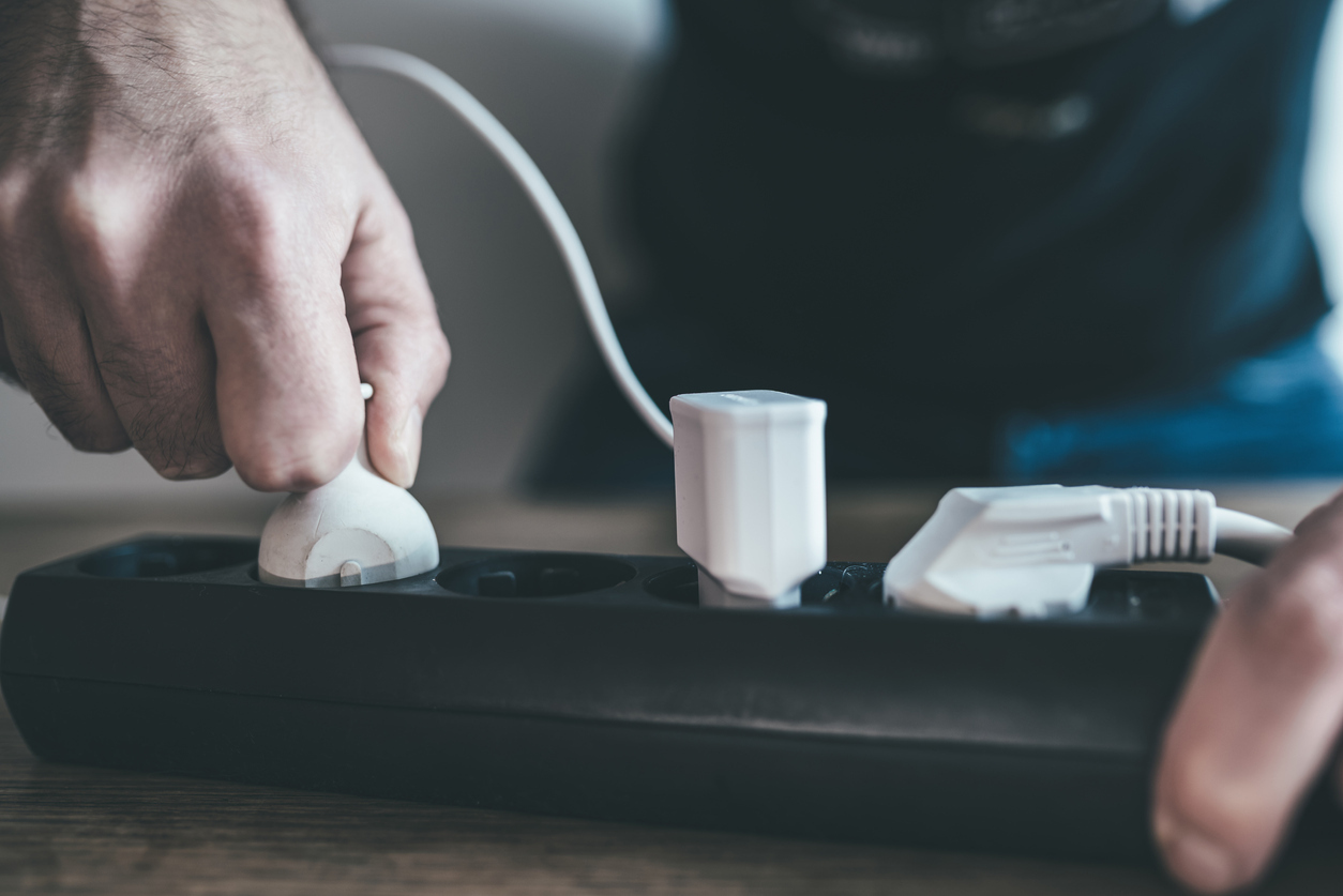 Vernal Renter Using a Power Strip