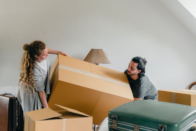 couple-moving-a-box