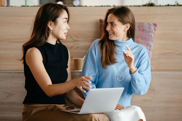 two-women-speaking-in-meeting