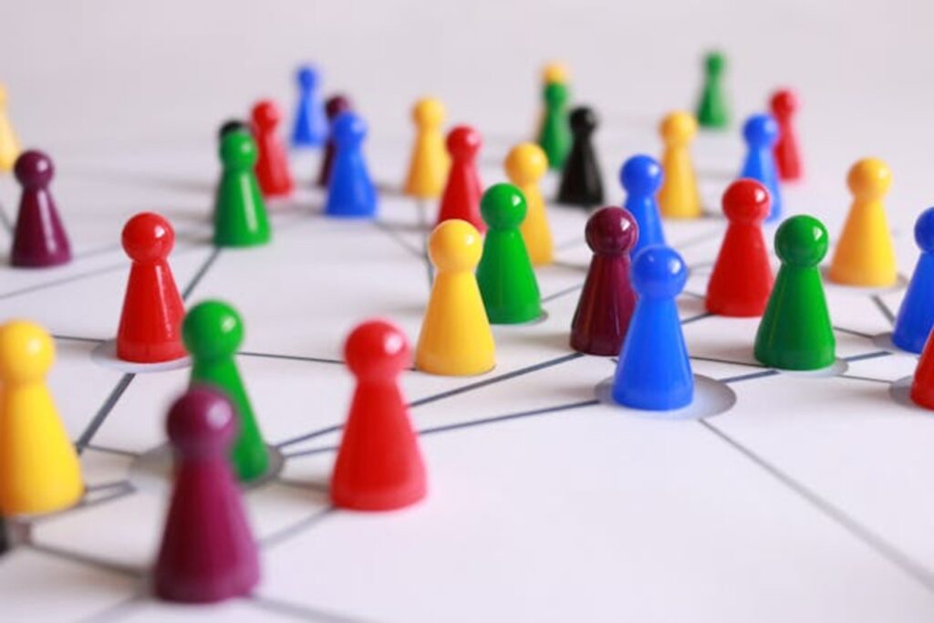 different-coloured-pawns-connected-by-lines