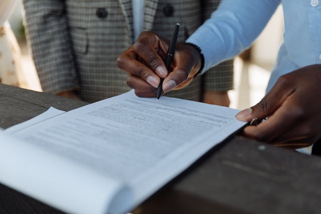 people-signing-a-contract