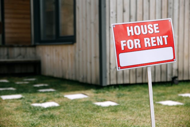 house-for-rent-sign-on-yard