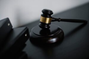 judge-hammer-black-table