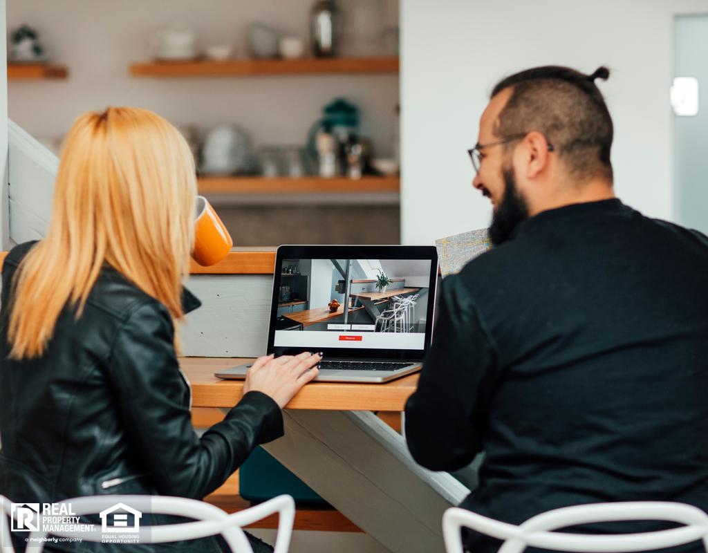 Winter Garden Renters Looking at Online Apartment Tours