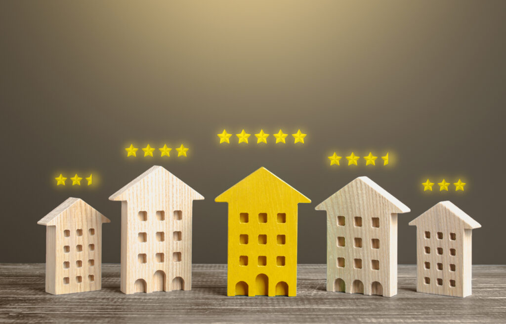 Small wooden houses featuring star ratings for quality or service.