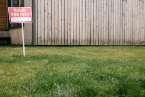 house with for rent sign